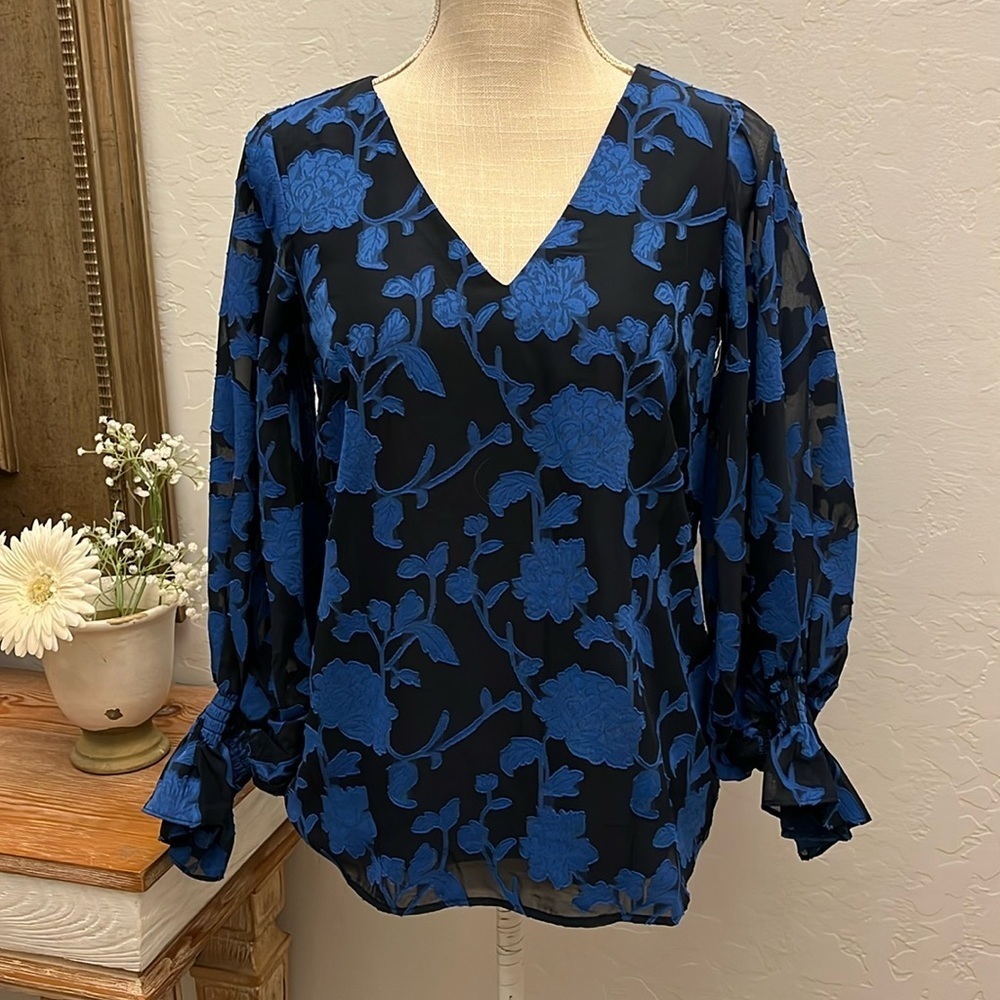 VINCE CAMUTO NWOT Long Sleeve V-Neck Smocked Cuff Floral Top - Size XS - Picture 2 of 11